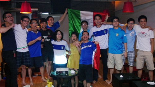 P/S ảnh: Lọt vào ổ "Tifosi" Việt Nam ngày Italia chiến thắng